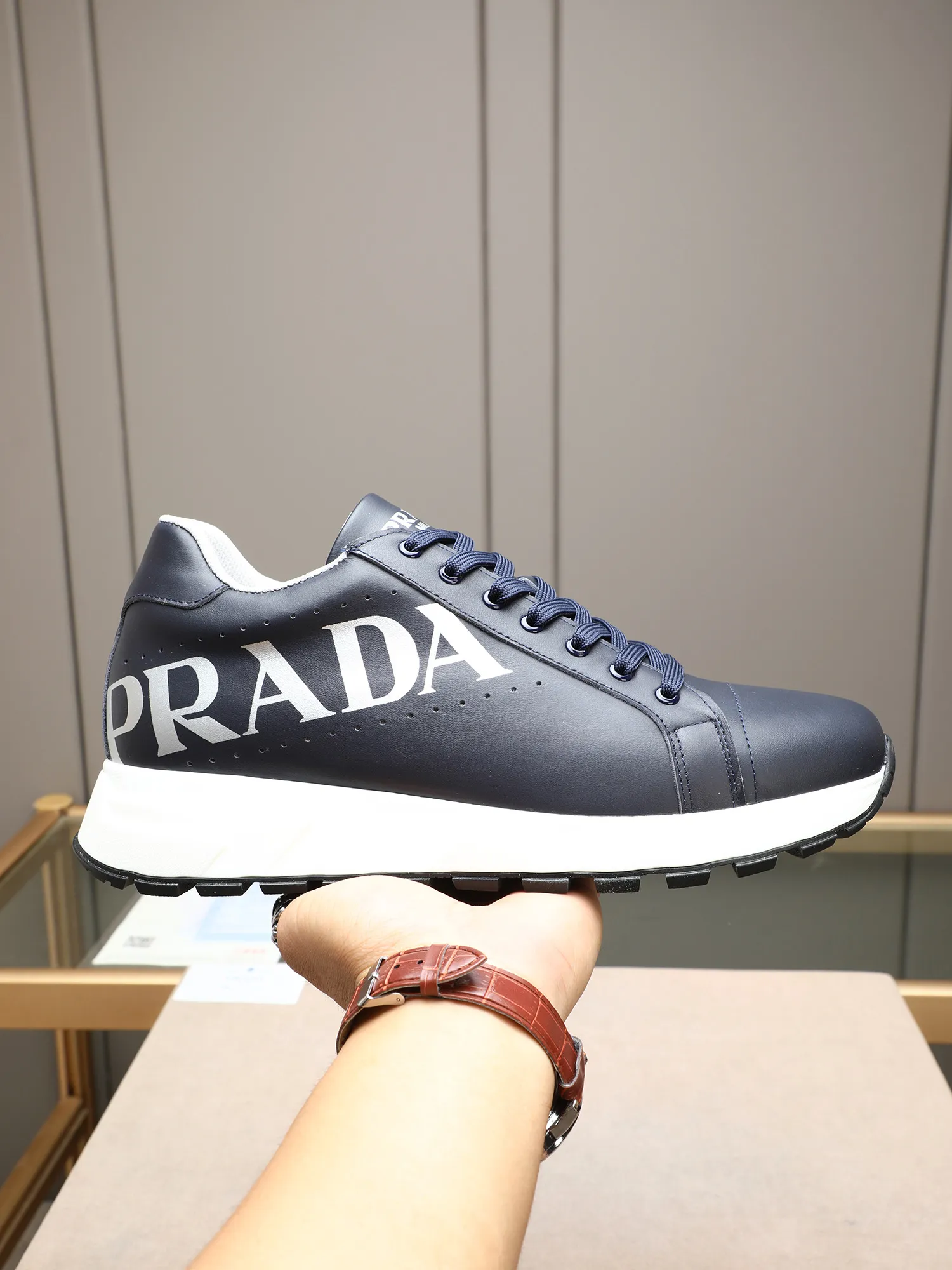 Men's shoes 💰460 PRADA's new model is on the market, the picture above is a must-sell! Fashionable casual men's shoes, trendy and versatile, relaxed and sporty style, imported cowhide leather uppers 3D printed and ultra-fine workmanship. Light and comfortable on the feet, available in 5 colors! 38-44(45 customized)